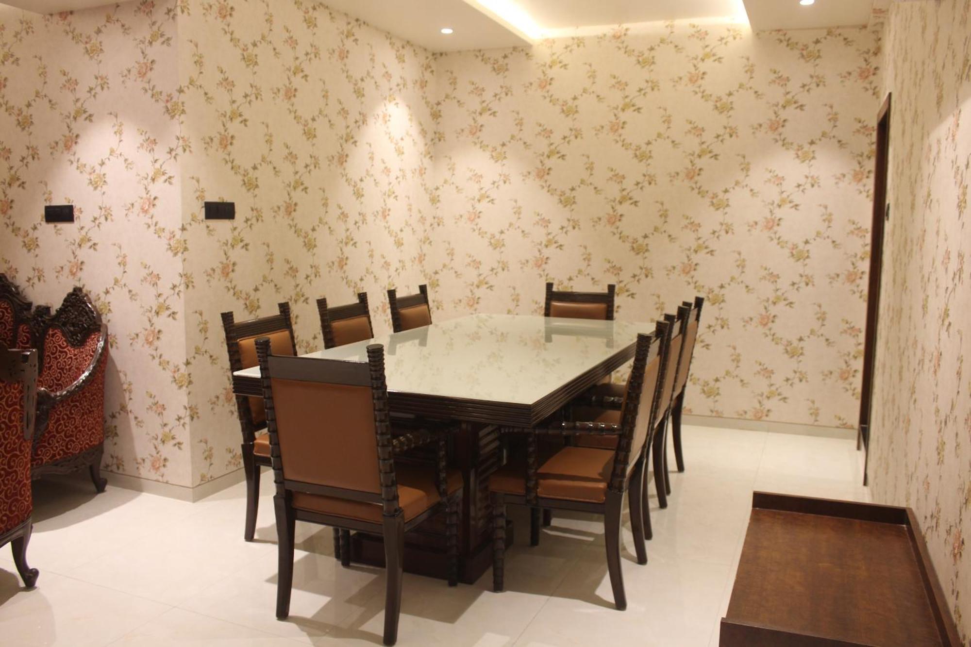 Hotel Madhuban Silvassa Extérieur photo