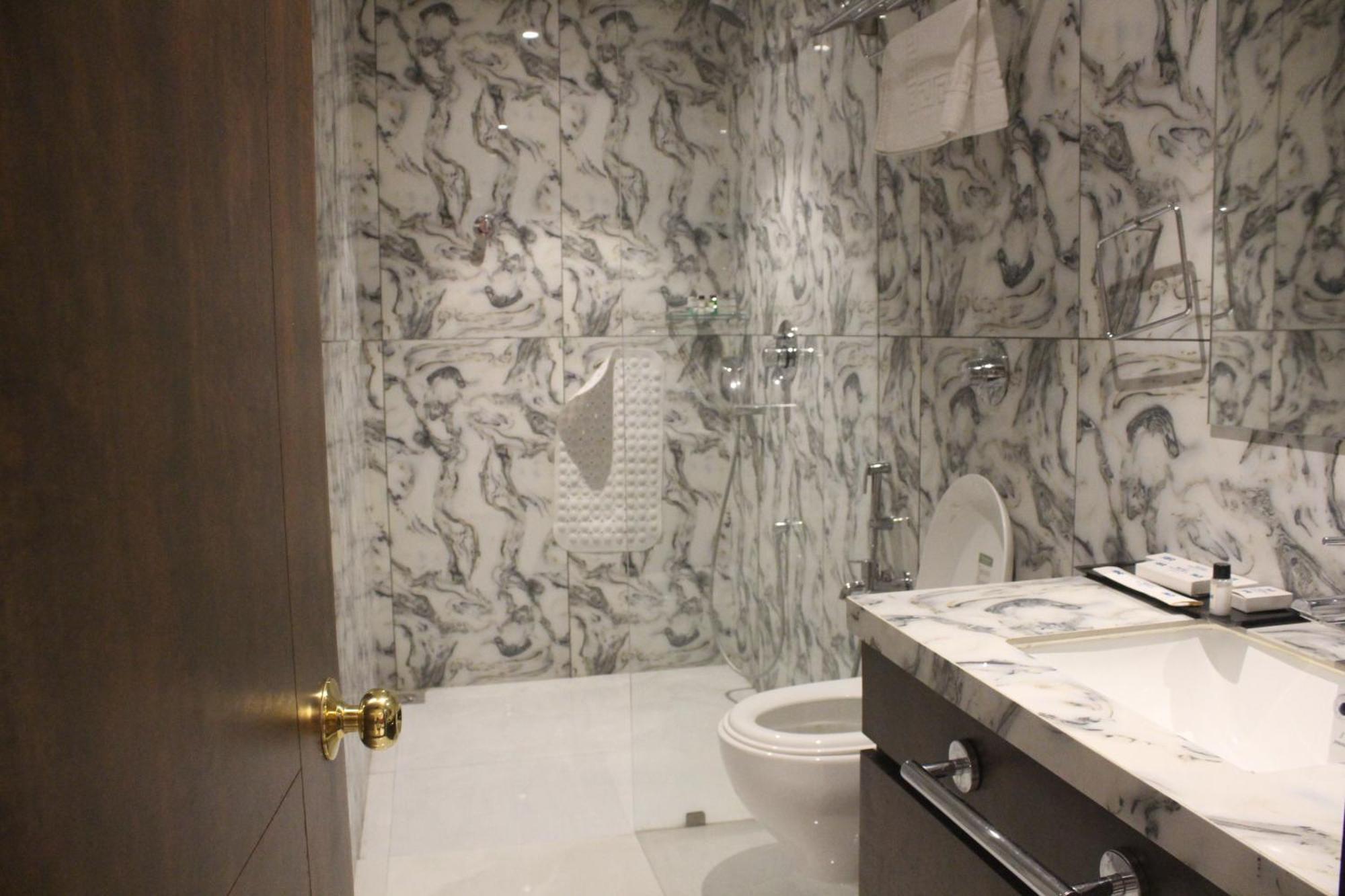 Hotel Madhuban Silvassa Extérieur photo